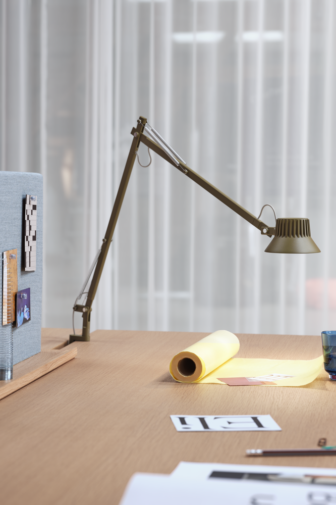 /globalassets/content-media/images/stories/desk-sharing/dedicate-l2-w-clamp-brown-green-linear-table-oak-screen-fiord-721-raise-dark-blue-muuto-org-23-roll-up-image.png?revision=639071686600000000