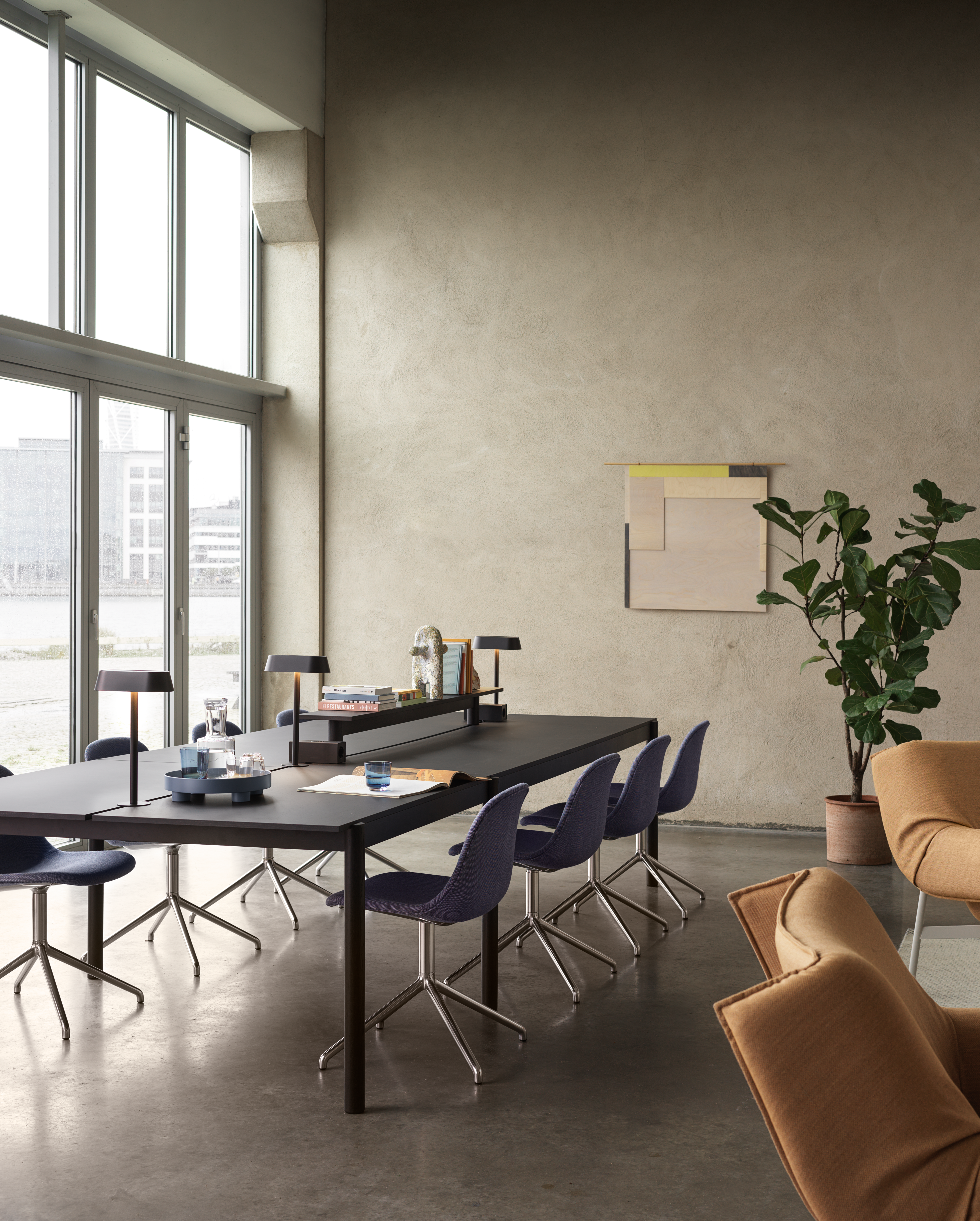 /globalassets/content-media/images/stories/desk-sharing/linear-system-config-1-black-black-fiber-side-swivel-alu-sabi-631-wrap-lounge-chair-fiord-451-grey-ply-off-white-muuto-org.png?revision=639071679590000000