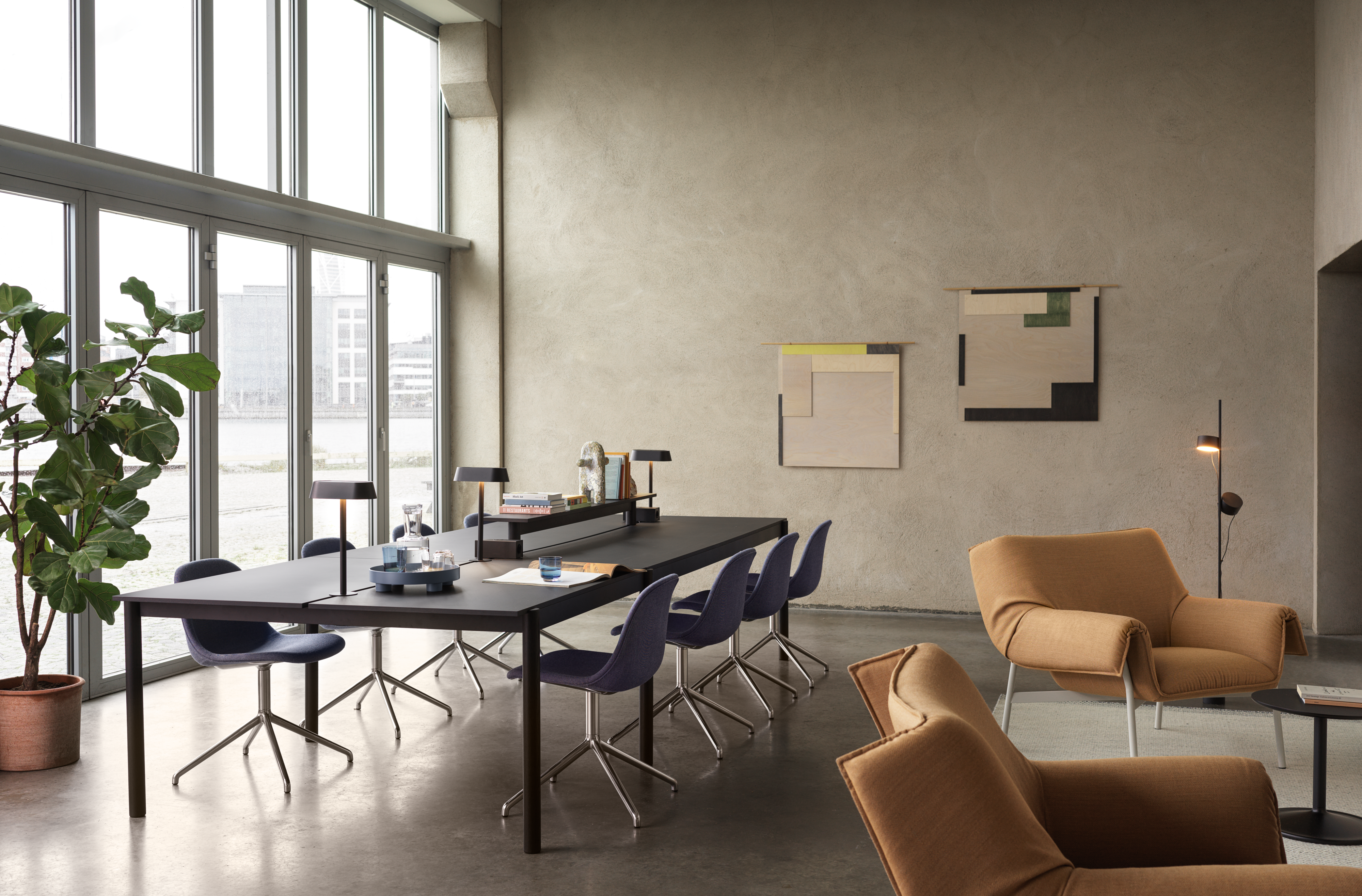 /globalassets/content-media/images/stories/desk-sharing/linear-system-config-1-black-black-fiber-side-swivel-alu-sabi-631-wrap-lounge-chair-fiord-451-grey-soft-side-o41-black-ply-off-white-post-floor-muuto-org.png?revision=639071679610000000