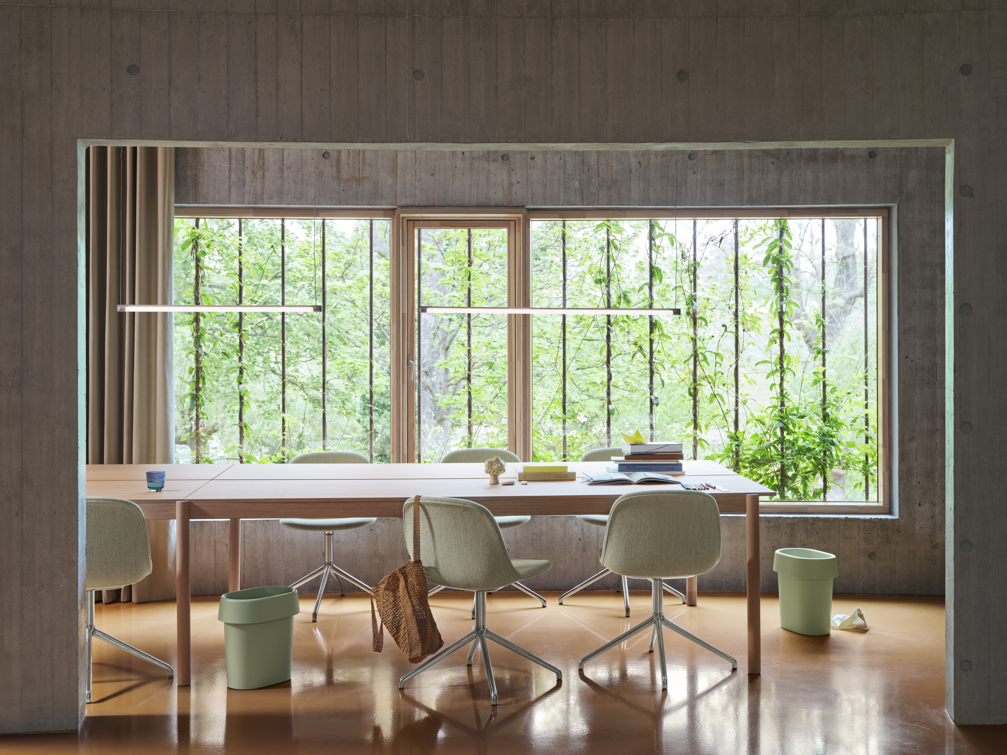 /globalassets/content-media/images/stories/desk-sharing/linear-system-config-1-oak-fiber-side-chair-swivel-ecriture-910-fine-suspension-lamp-120-reduce-paper-bin-light-green-muuto-org.png?revision=639071679620000000