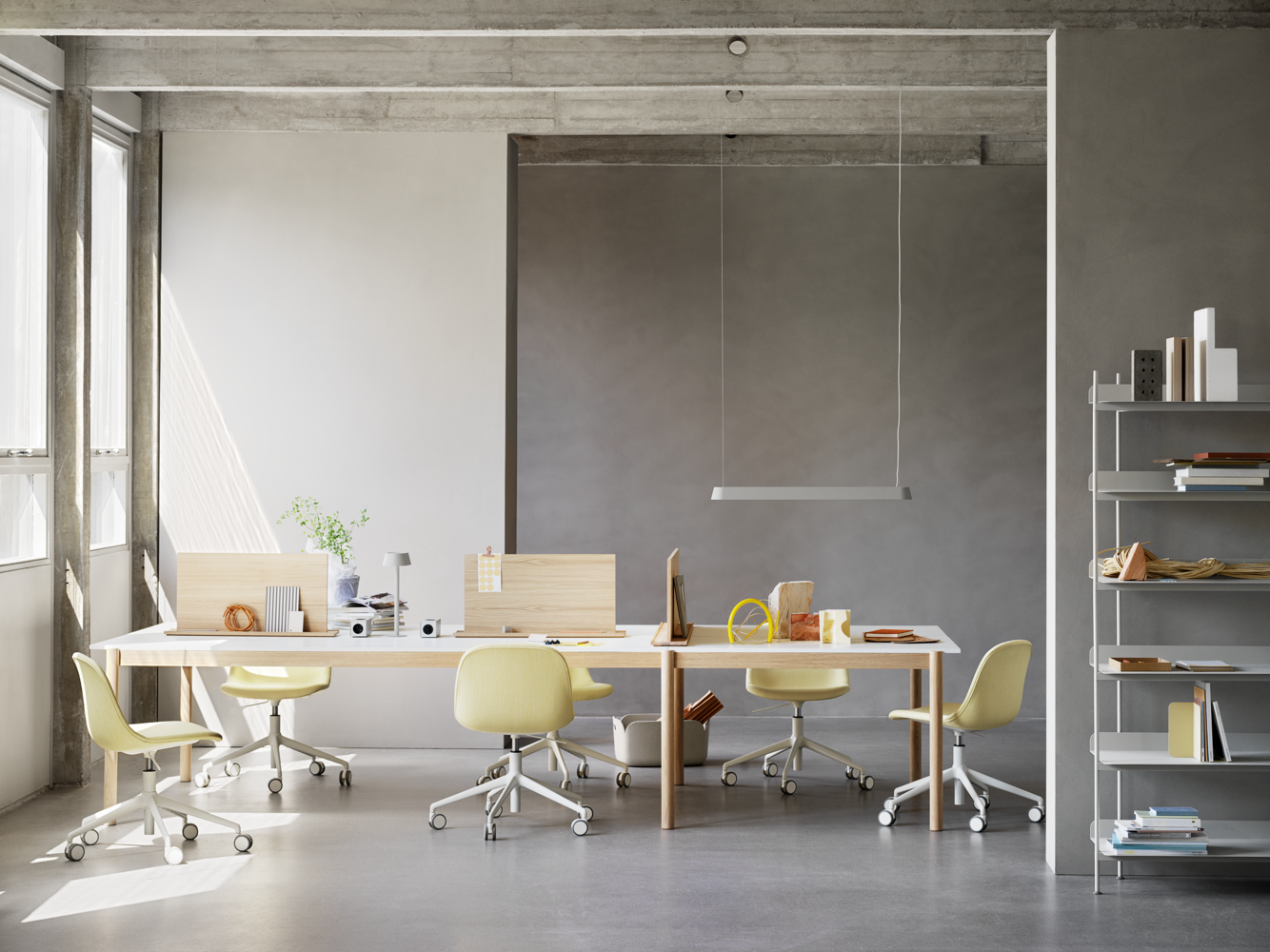 /globalassets/content-media/images/stories/desk-sharing/linear-system-modular-table-config-1-white-laminate-oak-fiber-side-swivel-castors-balder-432-linear-lamp-screens-compile-muuto-org.png?revision=639071688420000000