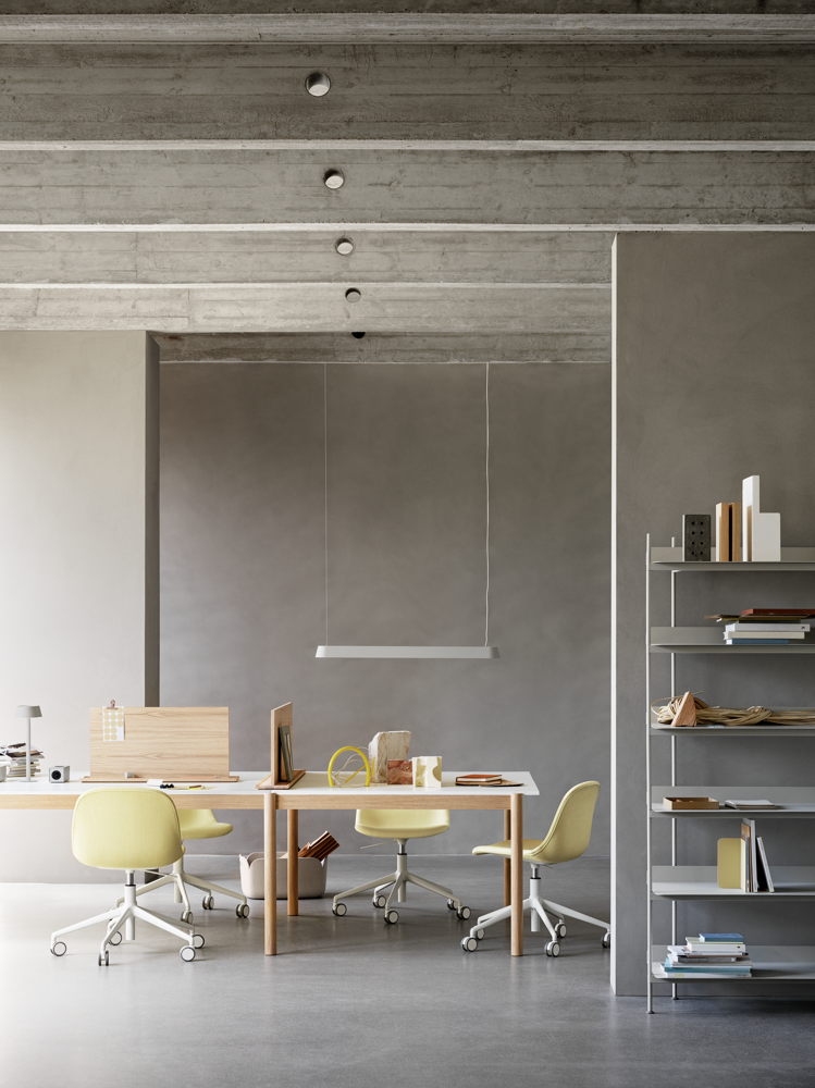 /globalassets/content-media/images/stories/desk-sharing/linear-system-modular-table-config-1-white-laminate-oak-fiber-side-swivel-castors-balder-432-linear-lamp-screens-compile-v2-muuto-org.png?revision=639075072140000000