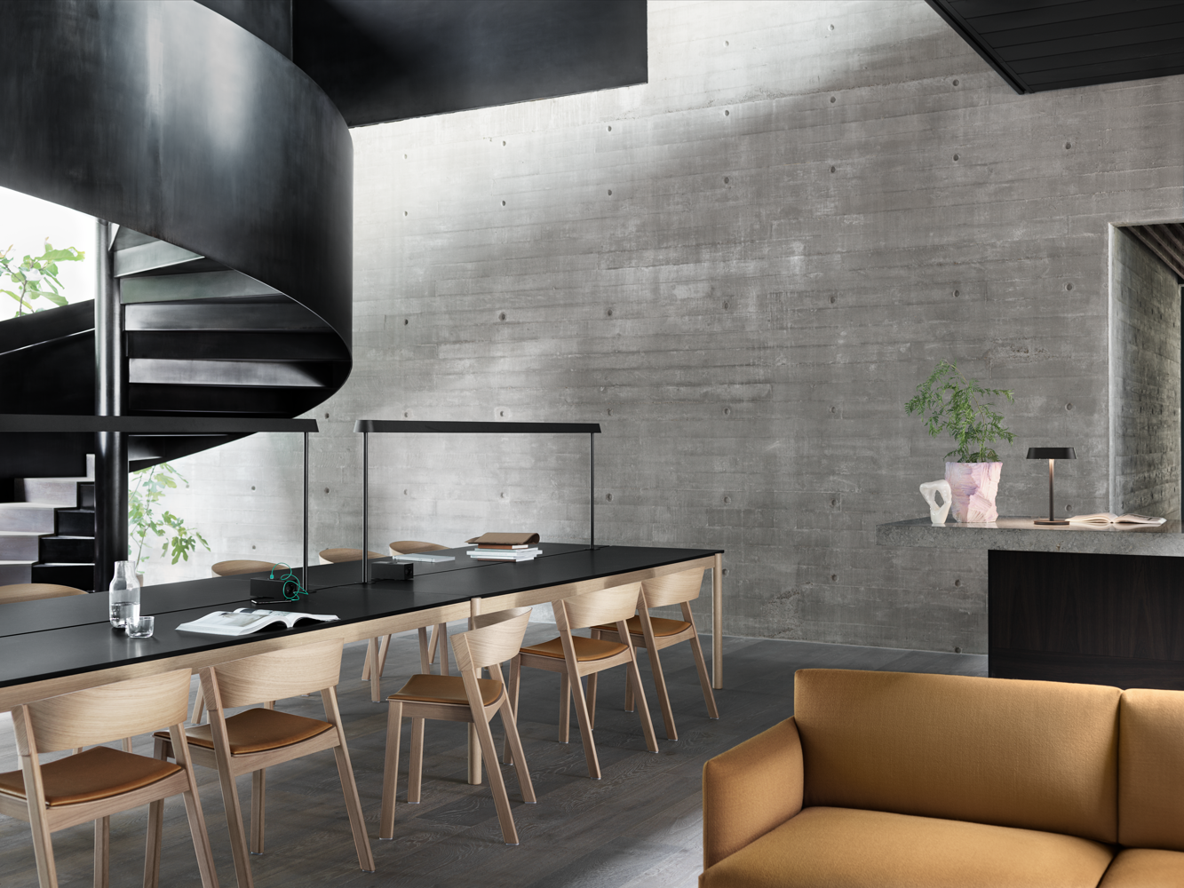 /globalassets/content-media/images/stories/desk-sharing/linear-system-table-config-2-black-mounted-lamps-table-lamp-cover-side-chair-oak-cognac-leather-outline-studio-sofa-vidar-472-muuto-org.png?revision=639071701360000000