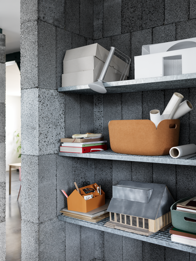 /globalassets/content-media/images/stories/desk-sharing/piton-portable-lamp-aluminum-restore-basket-burnt-orange-sketch-toolbox-burnt-orange-muuto-org.png?revision=639071699180000000