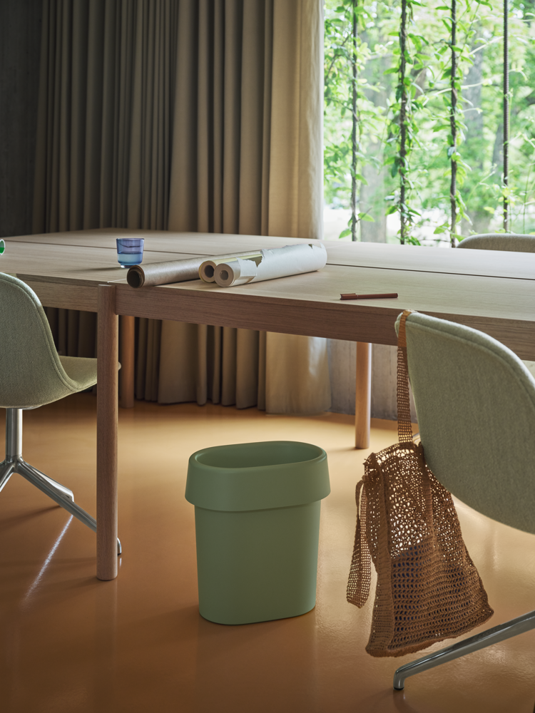 /globalassets/content-media/images/stories/desk-sharing/reduce-paper-bin-light-green-fiber-side-chair-ecriture-910-chrome-swivel-linear-system-config-2-oak-raise-glass-muuto-org.png?revision=639071696110000000
