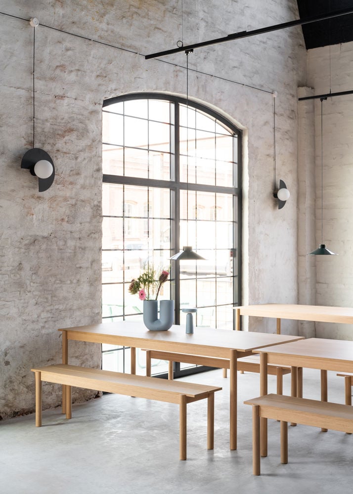 /globalassets/content-media/images/stories/gjuterigatan-restaurant/gg--linear-wood---kink-vase---ease-portable-lamp---top-pendant.jpg?revision=639057031390000000
