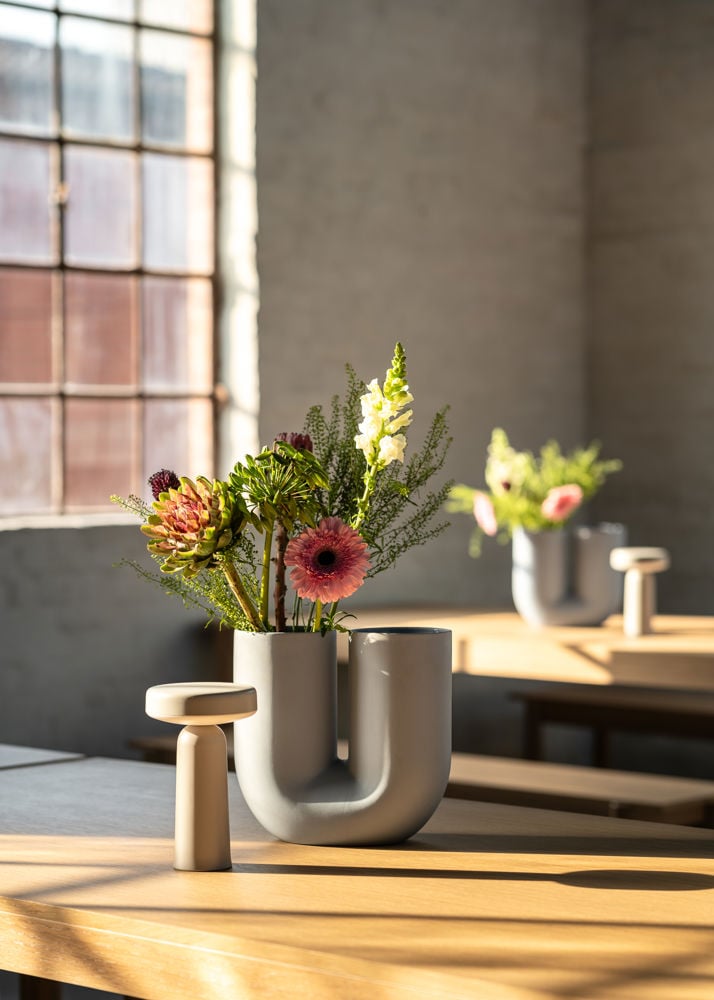 /globalassets/content-media/images/stories/gjuterigatan-restaurant/gjuterigatan--linear-wood---ease-portable-lamp---kink-vase-2.jpg?revision=639057032190000000