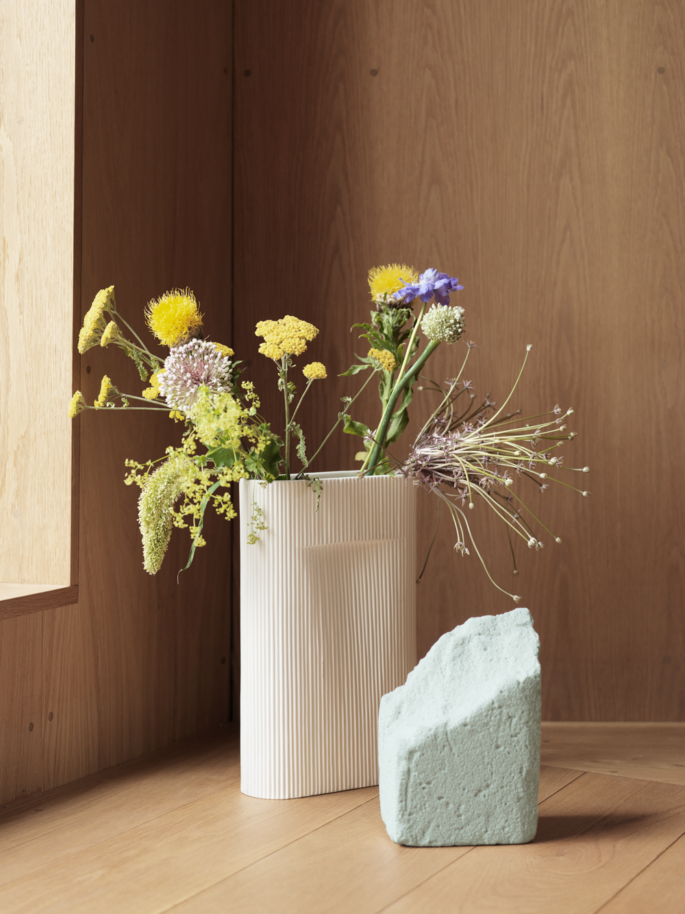 /globalassets/content-media/images/stories/in-process-ridge-vase/-ridge-vase-off-white-muuto-org.png?revision=639052970280000000