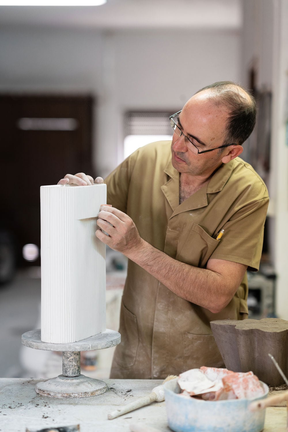 /globalassets/content-media/images/stories/in-process-ridge-vase/ridge-vase---factory-visit---3.jpg?revision=639052973640000000