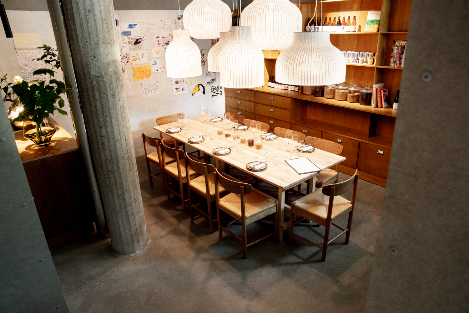 /globalassets/content-media/images/stories/omaka-restaurant/restaurang-omaka-muuto-lamp-petter-backlund-5.png?revision=639057164520000000