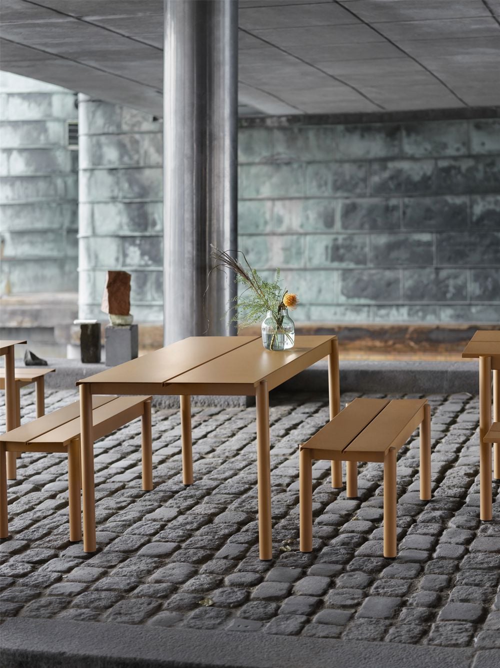 linear-steel-table-bench-burnt-orange-silent-vase-clear-vertical-muuto-org_150