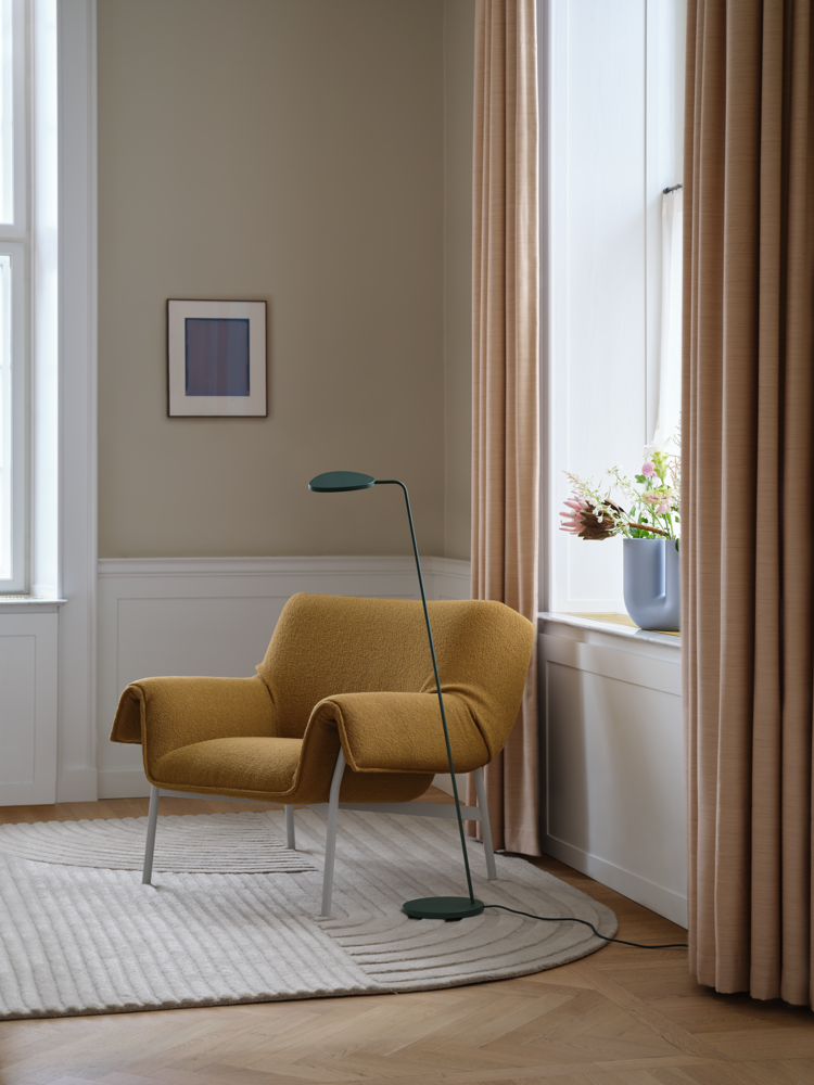 /globalassets/content-media/lighting-guide/floor-lamps/wrap-lounge-chair-hearth-008-leaf-floor-dark-green-relevo-off-white-kink-light-blue-muuto-org.png?revision=639079576110000000