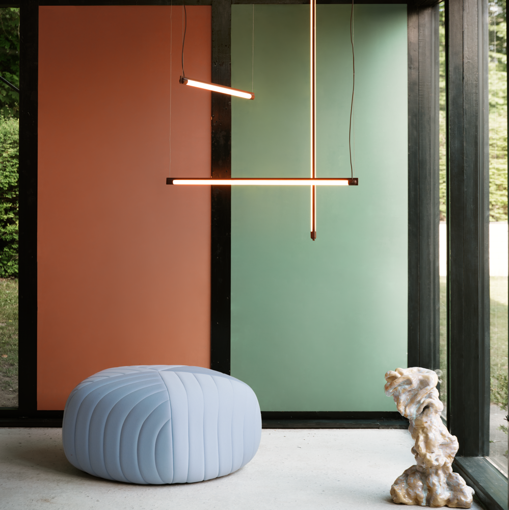 /globalassets/content-media/lighting-guide/light-up-the-interior/slider/fine-suspension-lamp-deep-red-five-pouf-planum-271-muuto-org-2x2-tiles-half-size-image.png?revision=639081530550000000