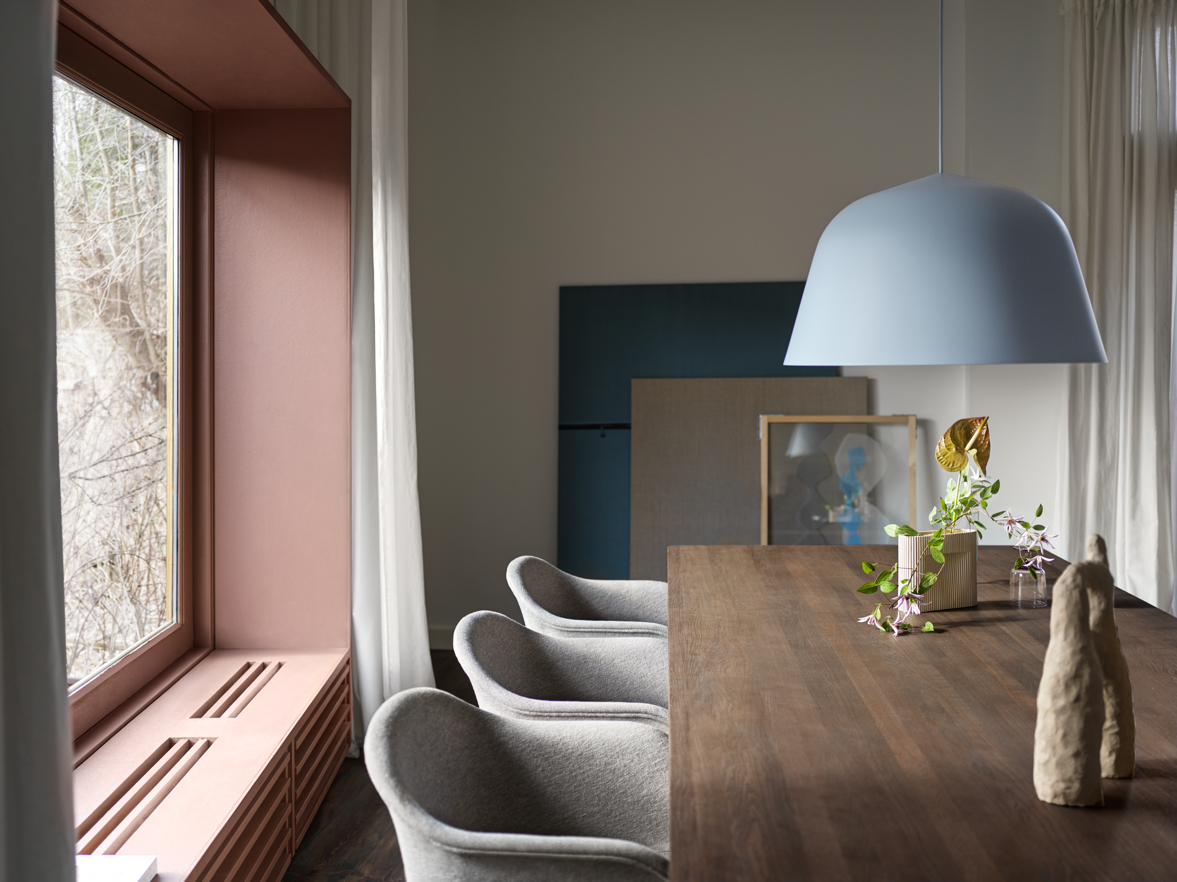 Ambit Ø55 Light Blue, 70/70 Smoked Oak, Fiber Armchair Clay 12, Ridge Vase Wide