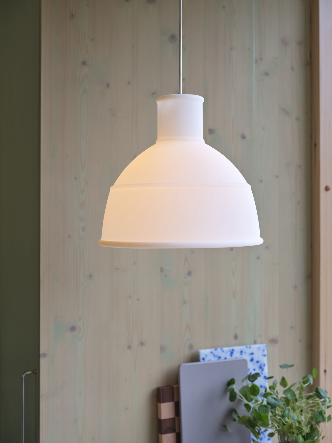 The Muuto Unfold Pendant Lamp in translucent white combines modern design with a soft, diffused light. Its flexible silicone structure and minimalist aesthetic make it a versatile choice for contemporary spaces, adding warmth and style to any room.