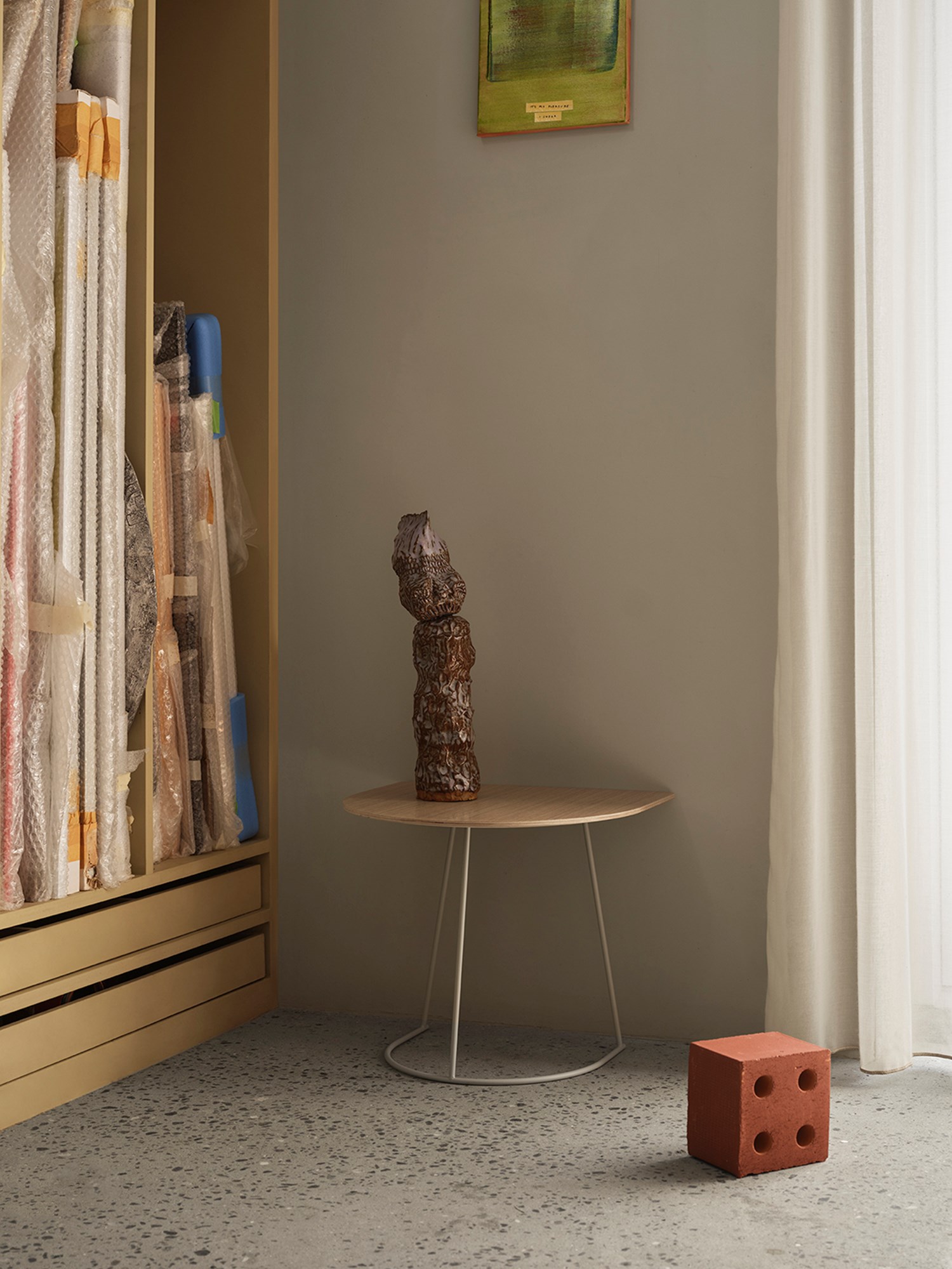 A compact, modern furniture piece with an airy oak veneer and off-white panels, featuring a clean, minimalist design. A compact, modern furniture piece with an airy oak veneer and off-white panels, featuring a clean, minimalist design.