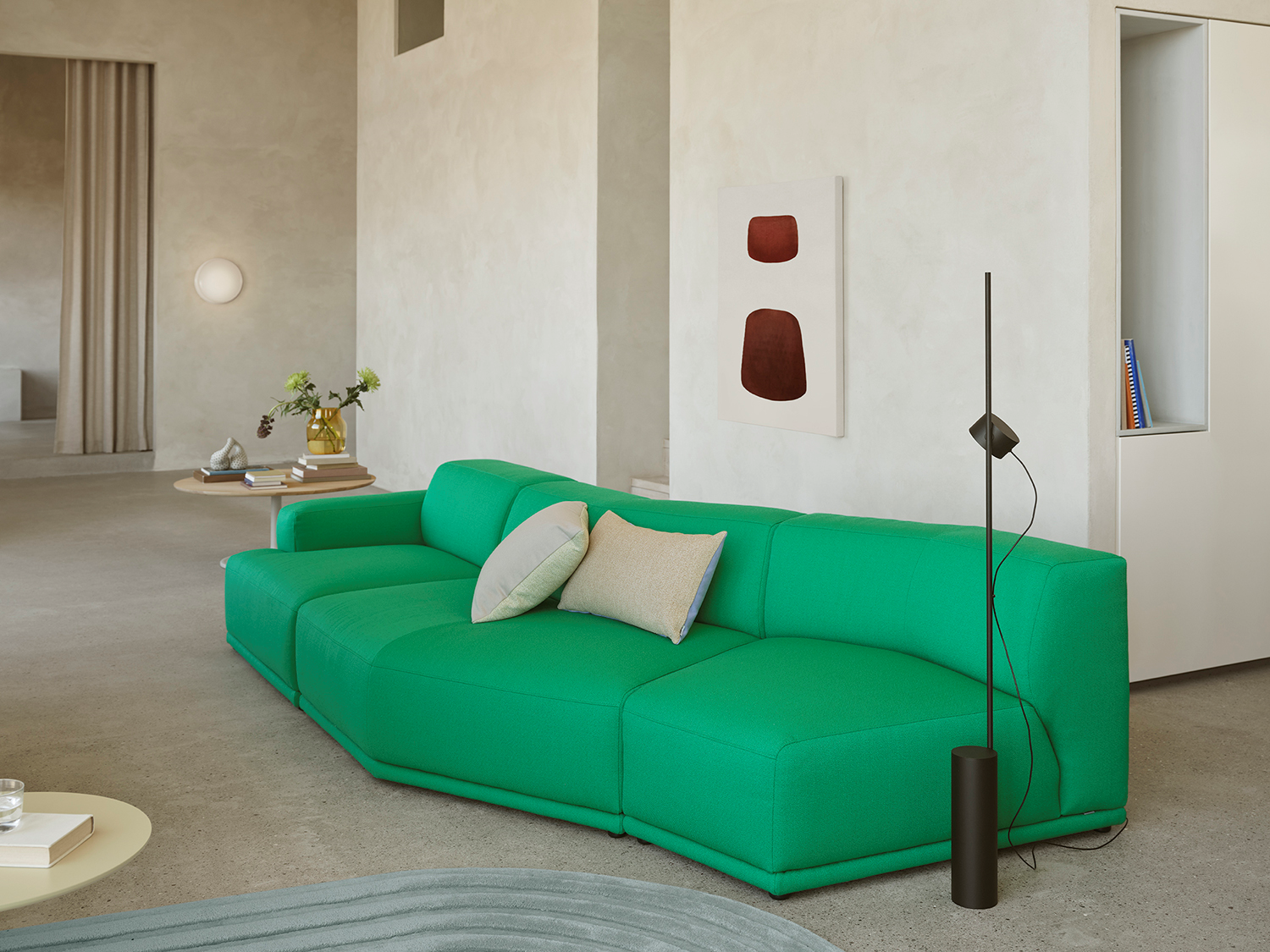 A Connect Soft Modular Sofa in Vidar 932 fabric, arranged with a Post Floor lamp, a Mingle Soft coffee table, and a Relevo Cover Lounge rug.