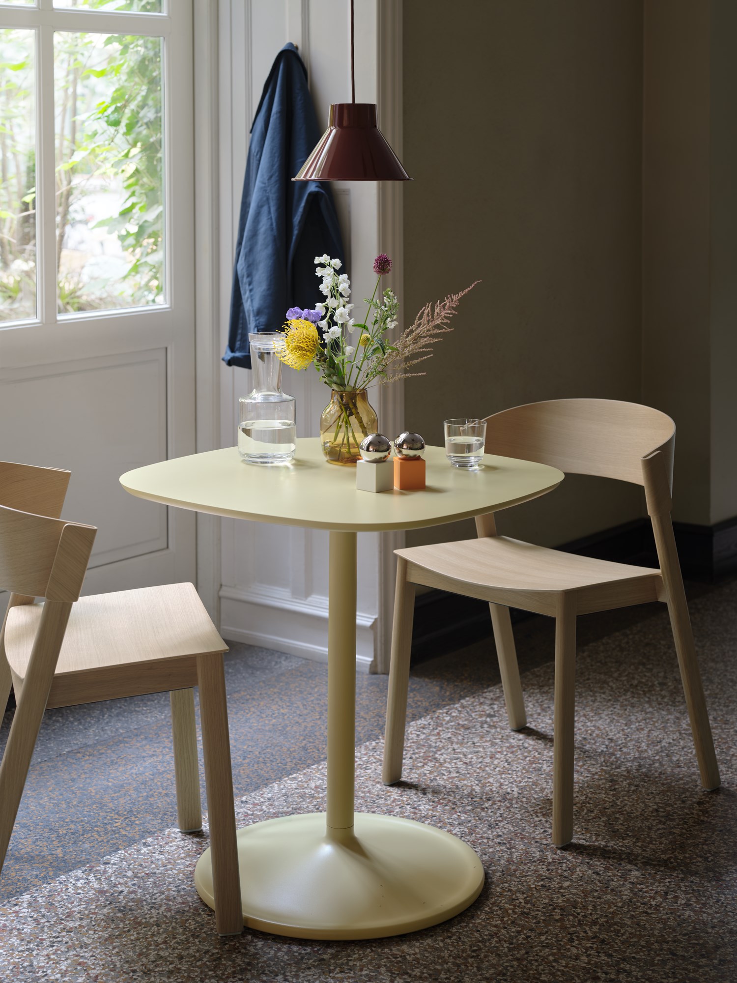 soft-cafe-table-70x70-h73-beige-green-top-pendant-21-deep-red-cover-side-chair-oak-silent-raise-muuto-org