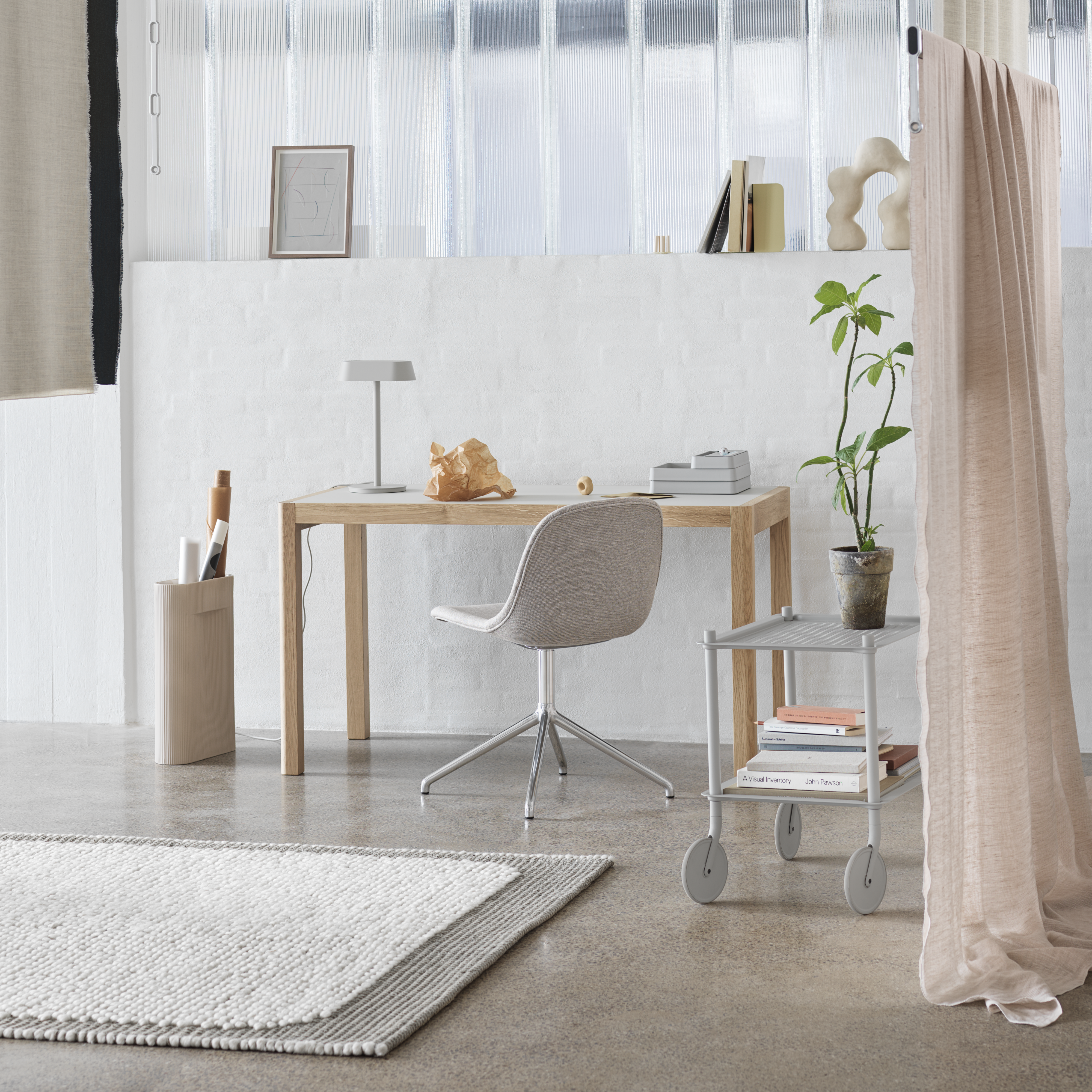 Workshop Table 130x65 cm Warm Grey/Oak, Fiber Side Chair Swivel Chrome/Clay 12, Pebble Light Grey