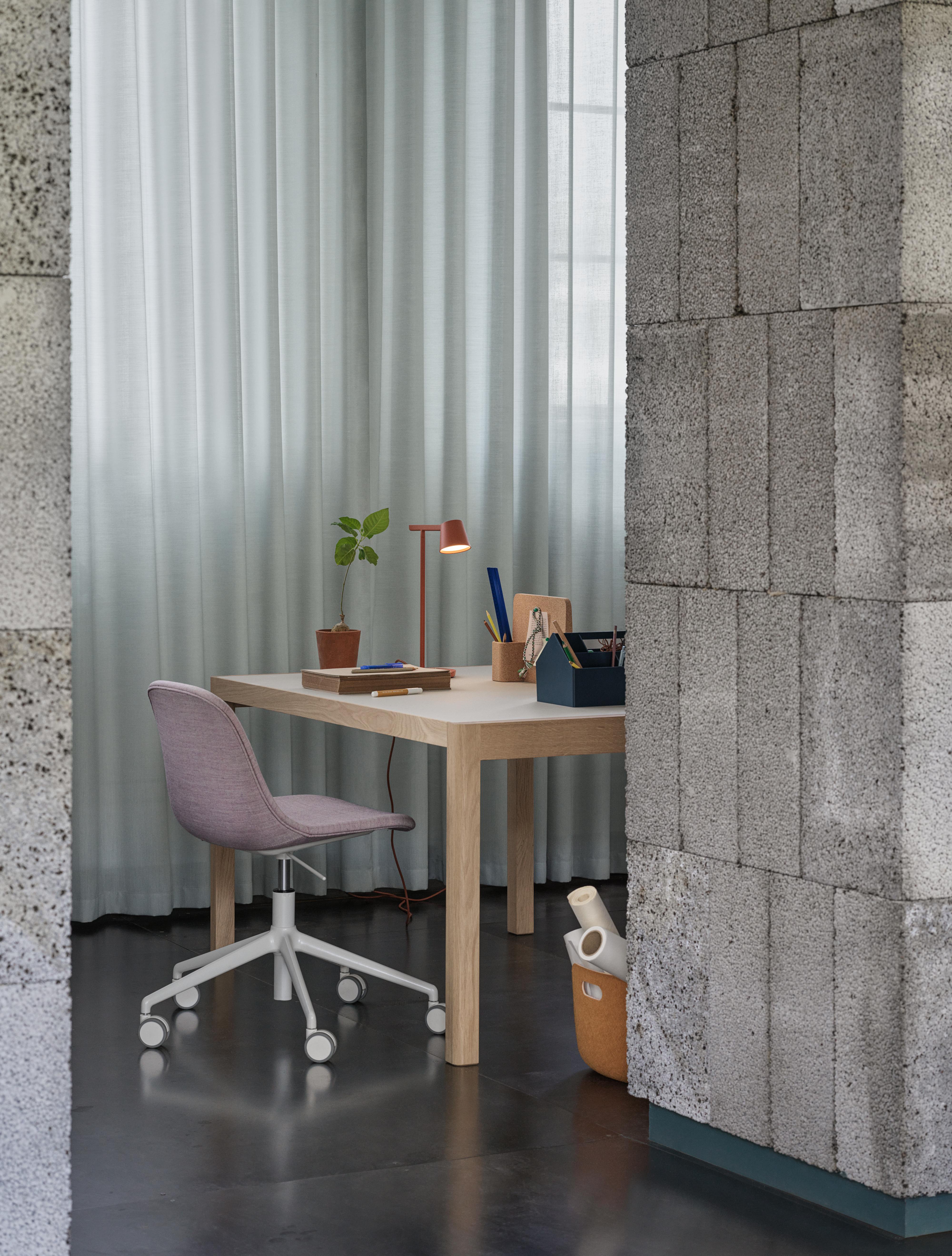 Workshop Table 140 cm in Warm Grey Linoleum - Fiber Side Chair w. Swivel Base, Castors and Gas in Twill Weave 620 