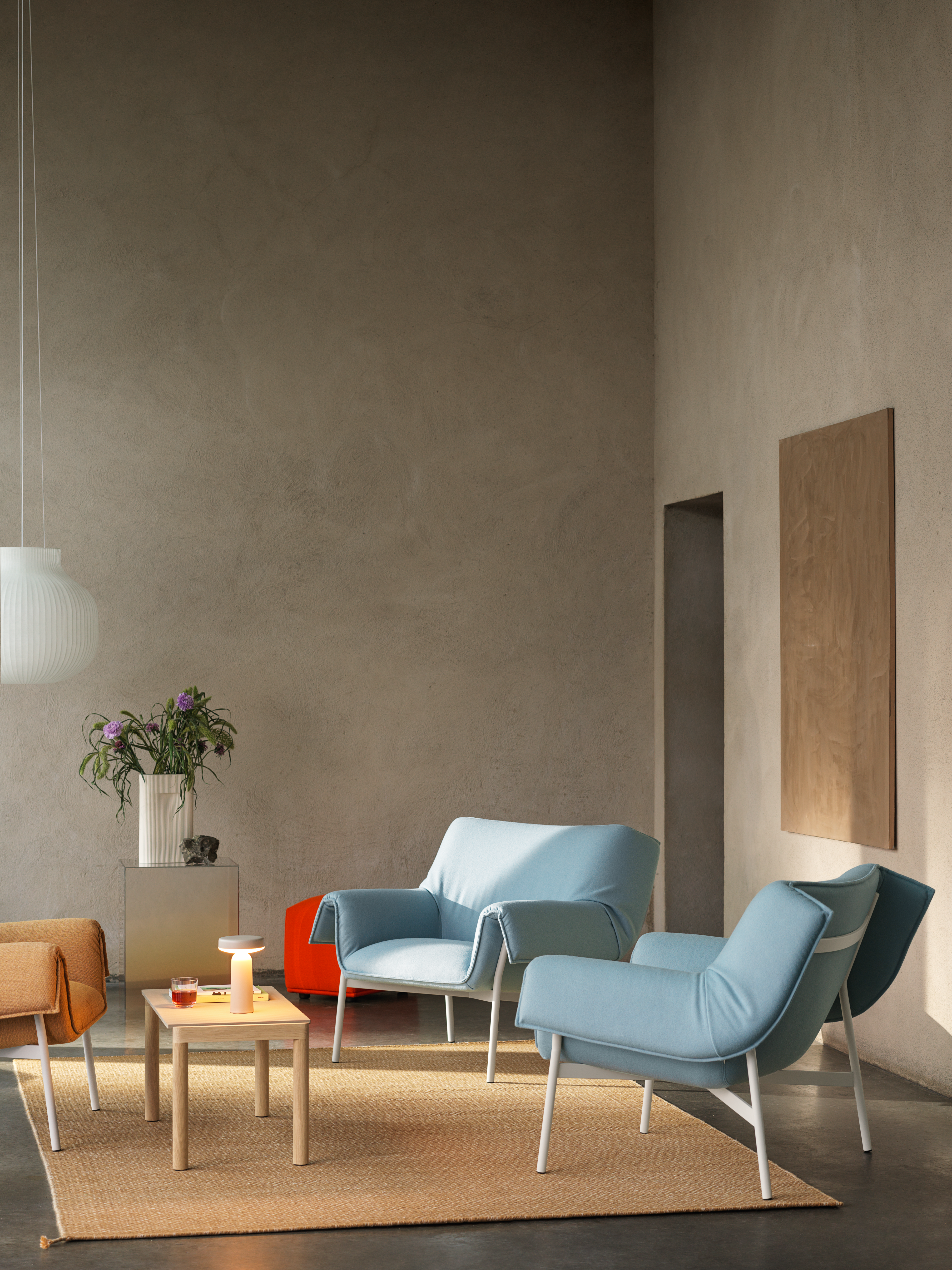 Wrap Lounge Chair in Hero 732/Grey & Fiord 451/Grey, Couple Coffee Table 40x84x40 Wavy in Sand/Oak, Ease Portable Lamp in Grey, Echo Pouf in Vidar 542, Strand Pendant in Ø60 cm, Ply Rug in Burnt Orange 200x300 cm, Ridge Vase in White