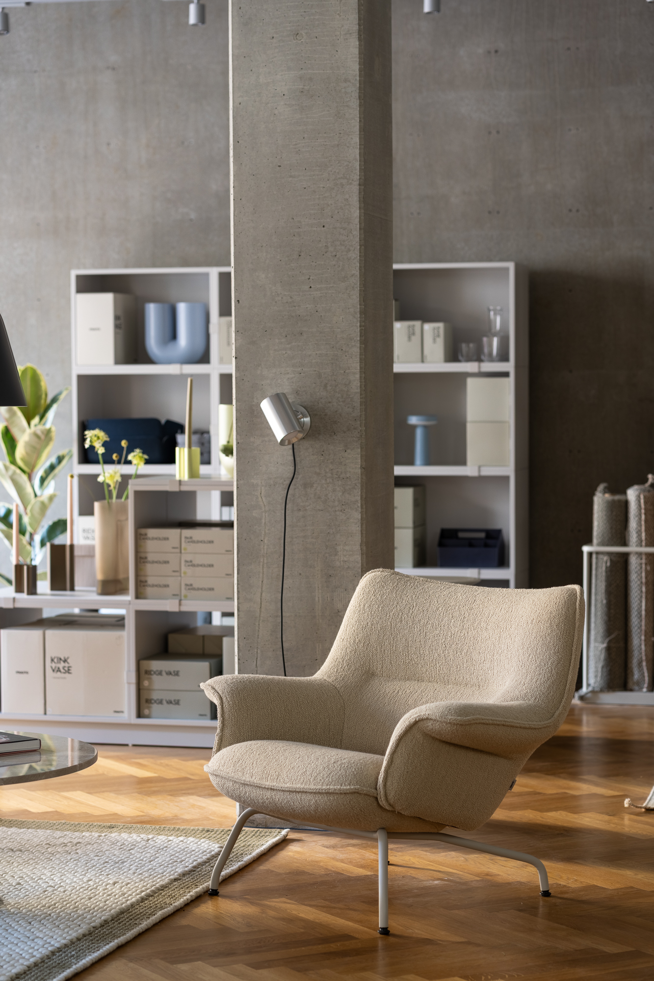 This image shows Doze Low Lounge Chair and Beam Wall Lamp.