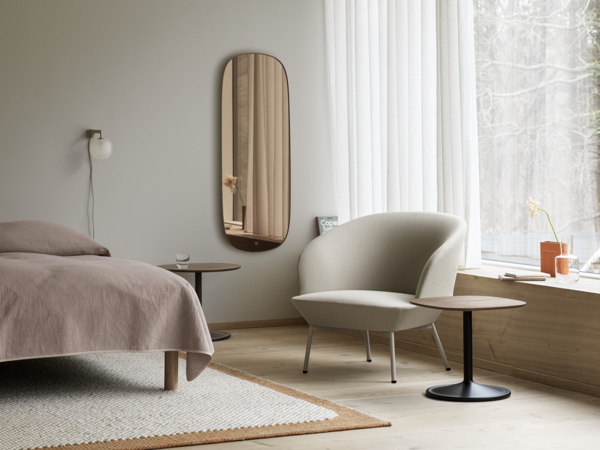 Oslo Lounge Chair w. Grey Tube Base in Vidar 146 - Soft Side Table 45x45 cm in Smoked Solid Wood/Black -  Soft Side Table Ø48 cm in Smoked Solid Wood/Black - Framed Mirror in Rose - Rime Wall Lamp in Grey