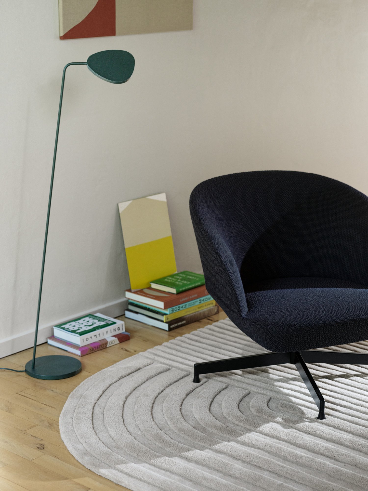 Oslo Lounge Chair in Colline 787 w. Black Swivel Base - Relevo Rug 170x240 cm in Off-White - Leaf Floor Lamp in Dark Green 