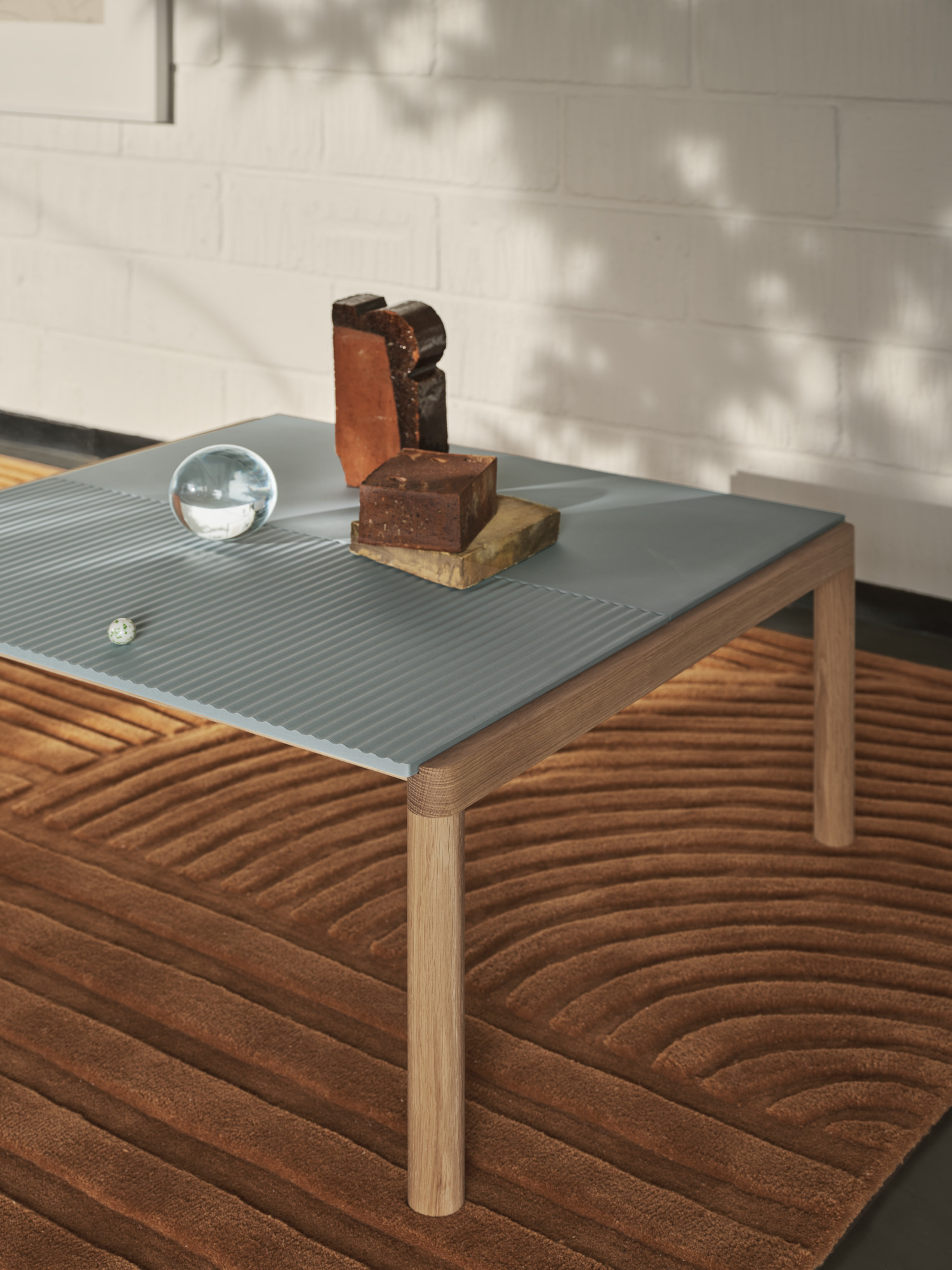 Couple Coffee Table 80x84x40 1 Plain 1 Wavy in Pale Blue/Oak, Relevo Rug 170x240 cm in Burnt Orange