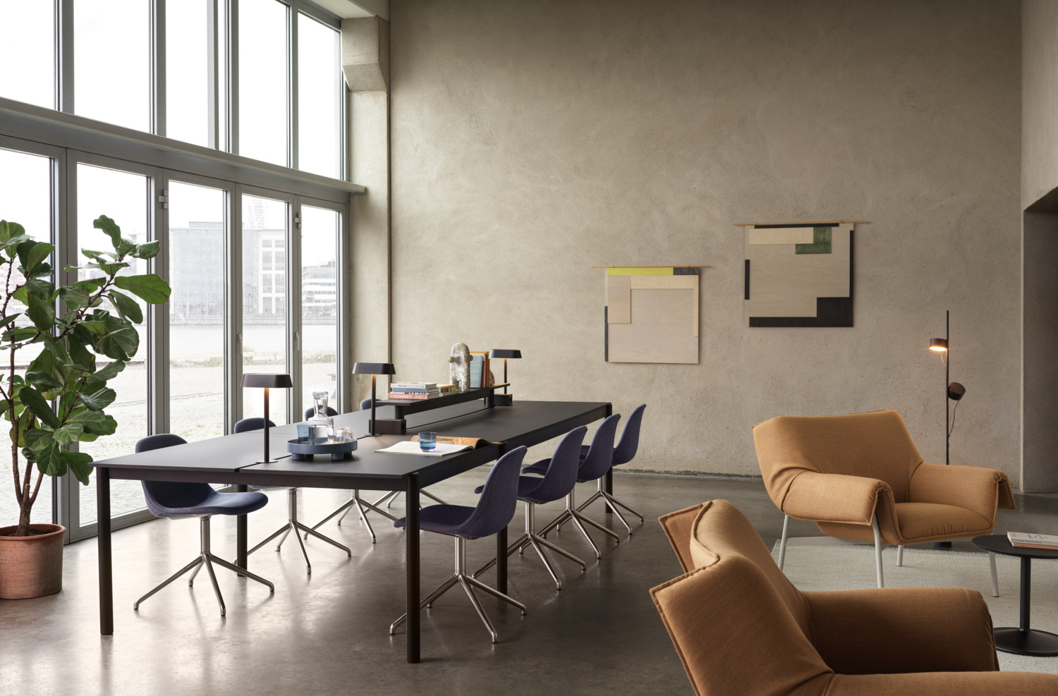 Linear System Table Config. 1 in Black/Black, Fiber Side Chair w. Swivel Base in Sabi 631/Aluminium, Wrap Lounge Chair in Fiord 451/Grey, Ply Rug in Off-White, Platform Tray in Blue-Grey, Raise Glasses in Dark Blue, Raise Carafe in Clear, Soft Side Table Ø41 cm in Black/Black, Post Floor Lamp in Black