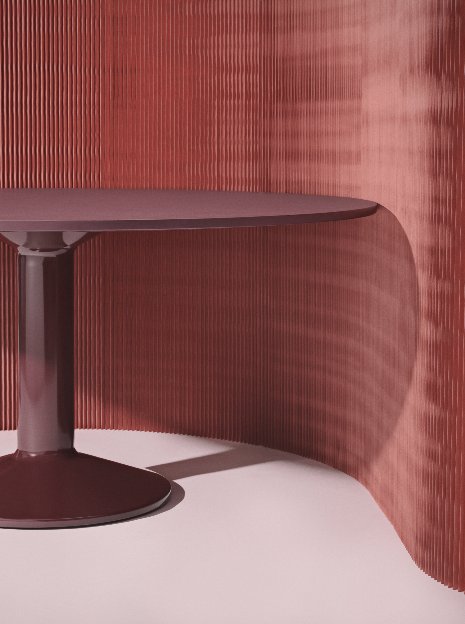 Midst Table Ø160 cm in Dark Red Concept Image