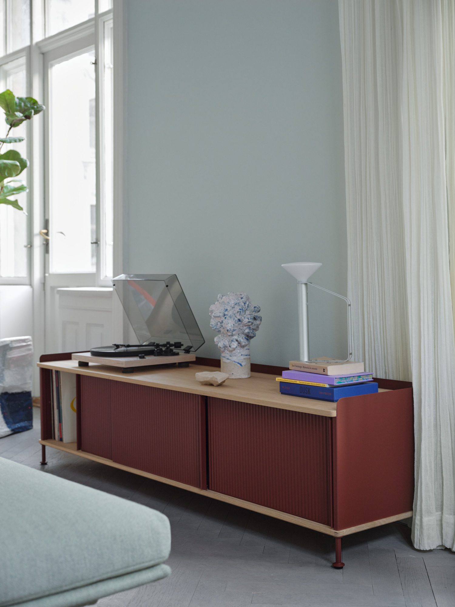 Enfold Sideboard 186x45 H48 cm in Deep Red - Piton Portable Lampe in Aluminum - Outline Daybed in Ecriture 910/Aluminum