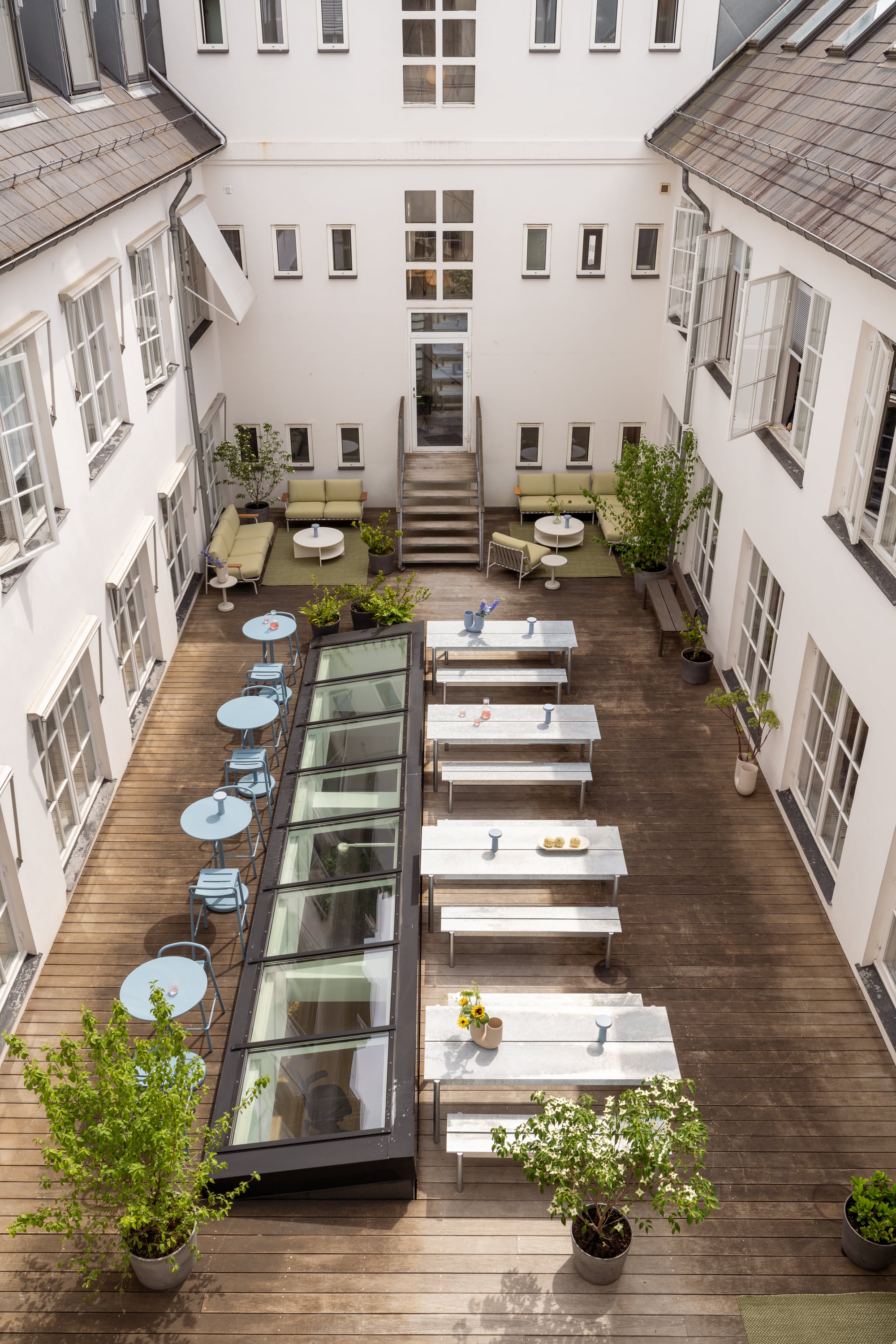 /globalassets/katja--nanna/3days-landing-page/muuto-showroom-3dd-2026-linear-steel-cafe-table-counter-chair-table-bench-lo-res.jpg?revision=639165994690000000
