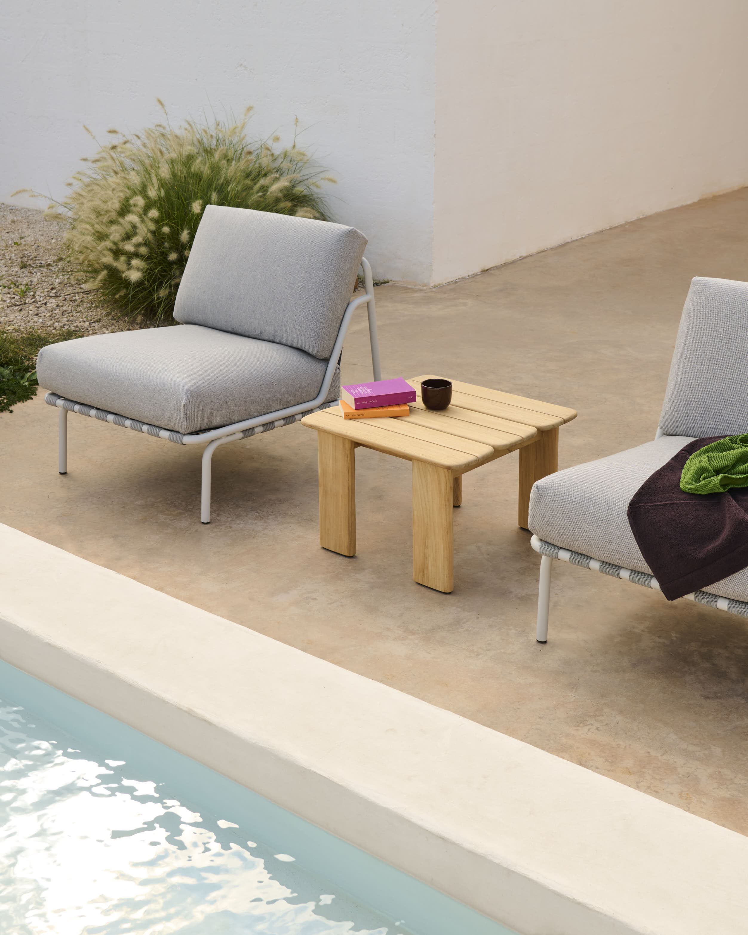 /globalassets/katja--nanna/outdoor/assemble-coffee-table-teak-55-cm-settle-lounge-chair-delta-47-greylow-res.jpg?revision=639178093530000000