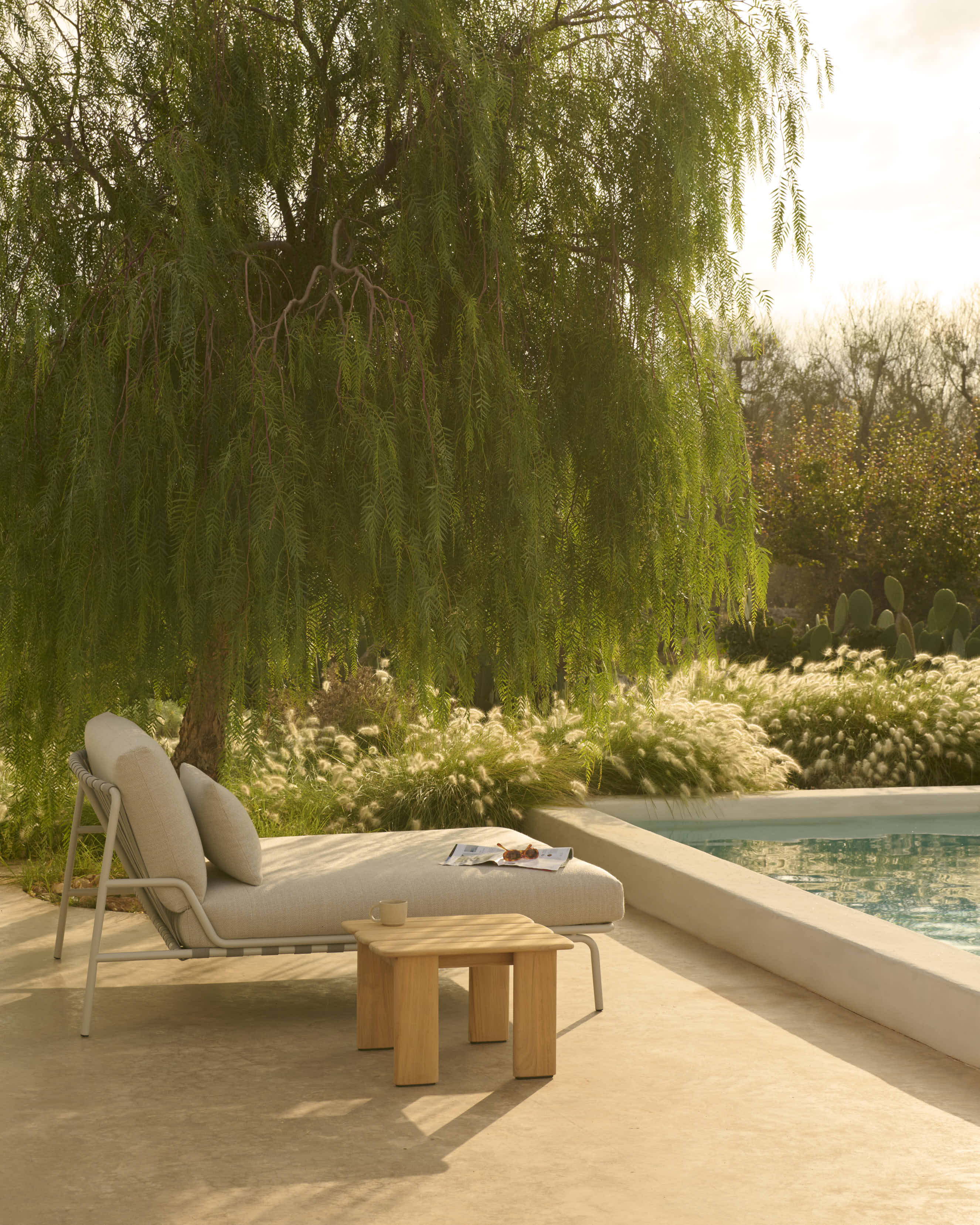 /globalassets/katja--nanna/outdoor/settle-lounge-bed-laze-1-grey-assemble-coffee-table-55-cmlow-res.jpg?revision=639178093590000000