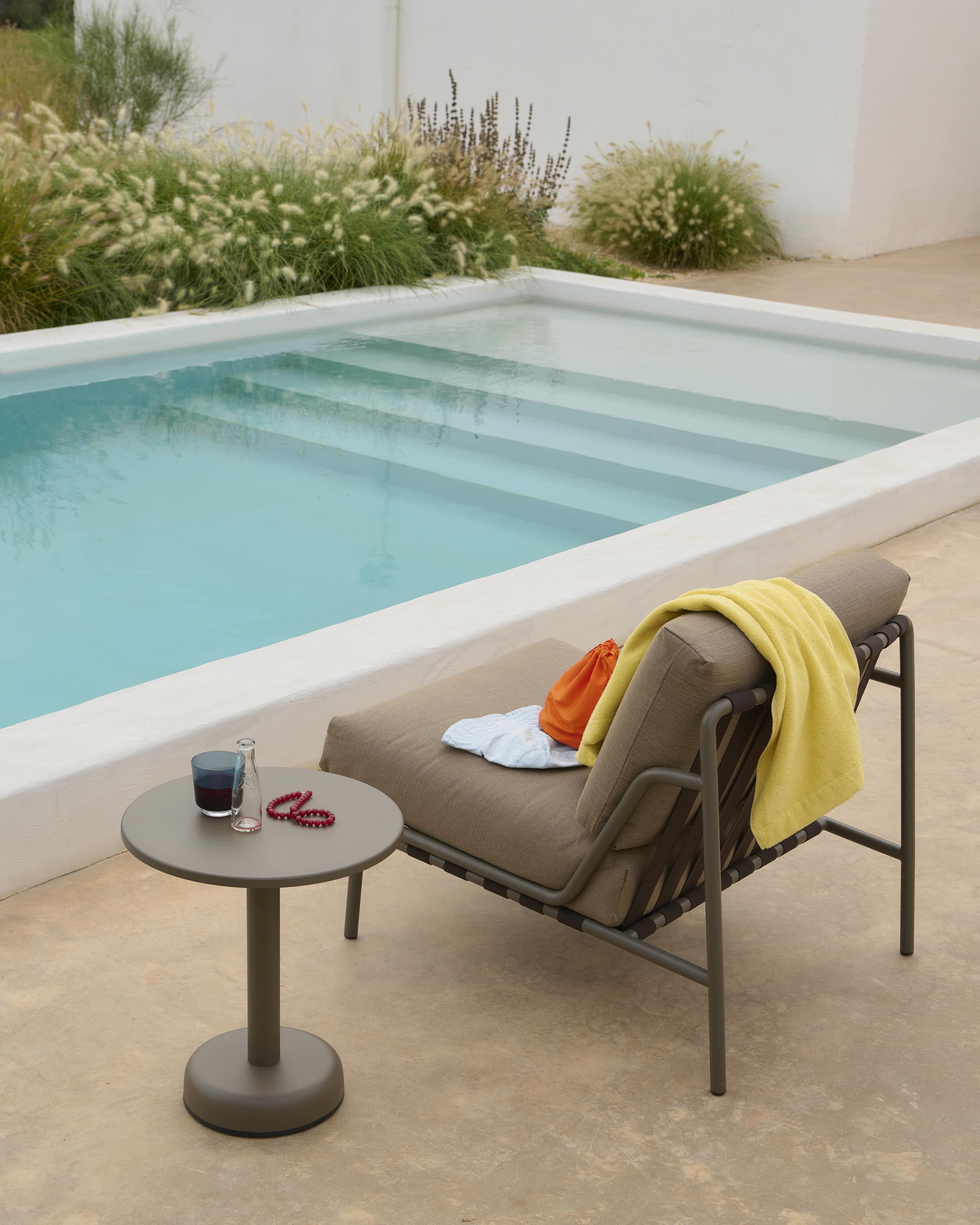 /globalassets/katja--nanna/outdoor/settle-lounge-chair-ribbed-weave-5-taupe-linear-steel-side-table-taupe-raiselow-res.jpg?revision=639178093620000000