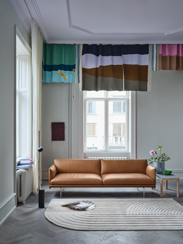 /globalassets/toolbox-page/product-information/muuto-leather/outline-3-seater-cognac-leather-alu-relevo-rug-off-white-couple-1-wavy-pale-blue-oak-post-floor-wave-tray-muuto-org.png?revision=639092327130000000